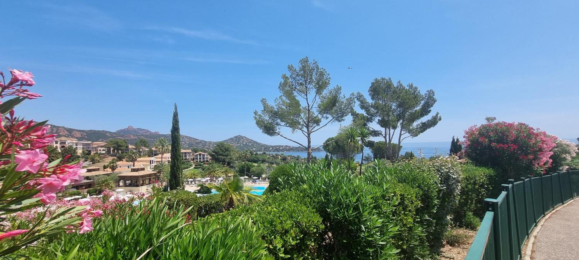Agay Cap Esterel Village Allee Fleurs - F2 Clim Vue Golf Et Mer - Grande Terrasse Plein Sud Saint-Raphael  Bagian luar foto